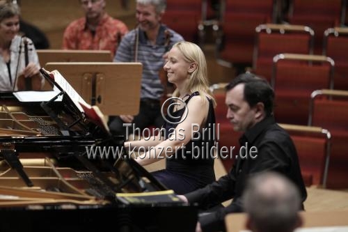 Franzsische Pianist Pierre-Laurent Aimard leitet Die Deutsche Kammerphilharmonie Bremen in Begleitung der jugoslawischen Pianistin Tamara Stefanovich in der Philharmonie Kln (© Thomas Brill)